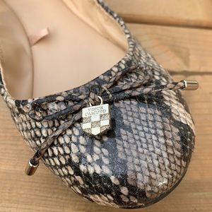 Vince Camuto snake skin pattern flats, ballet shoes, bow in the front. Size 6.5